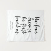 愛が先にあったからこそ私たちは愛する - ウェディングバックドロップ タペストリー (正面(横))