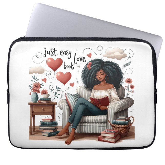 愛が溢れる本の楽しさ、アフリカ系アメリカ人の少女が読書に没頭 ラップトップスリーブ (正面)