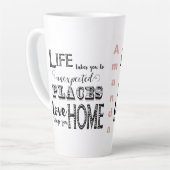 愛が訪れる思いがけない場所へ人生が連れて行く カフェラテマグ (左アングル)