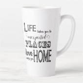 愛が訪れる思いがけない場所へ人生が連れて行く カフェラテマグ (右)