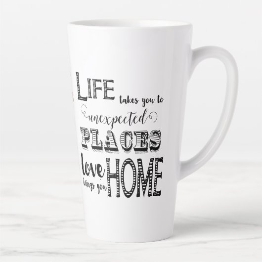 愛が訪れる思いがけない場所へ人生が連れて行く カフェラテマグ (右)