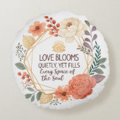 愛が静かに咲く - 花の名言 水彩画 ラウンドクッション (裏面)