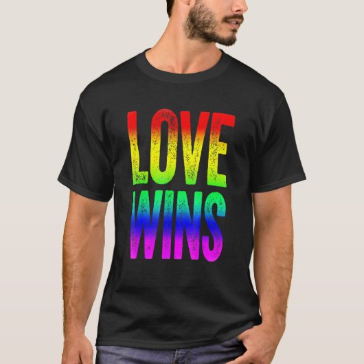 愛がLGBTのプライド Tシャツ (正面)