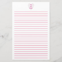 愛された点描のハートによって並べられる文房具です