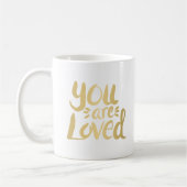 愛されるタイポグラフィ感動的引用文金ゴールド コーヒーマグカップ (左)