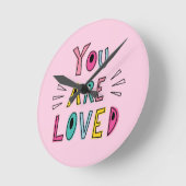 愛されるピンクやる気を起こさせる引用文 ラウンド壁時計 (傾斜)