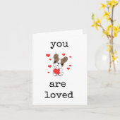 愛される可愛い犬とハート カード (黄色い花)