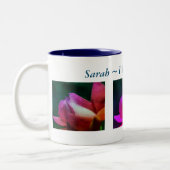 愛してる赤いバラパーソナライズされた ツートーンマグカップ (左)