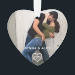 愛するカップルのクリスマス記念オーナメント オーナメント<br><div class="desc">こ祝のクリスマスは、この美しい記念品と一緒に2つの写真クリスマスの装飾。あなたの名前と年と幸せなカップルの2つの写真と一緒にフロントに素敵な文字を提供！</div>