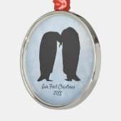 愛するペンギンのカップルのクリスマス メタルオーナメント (左)