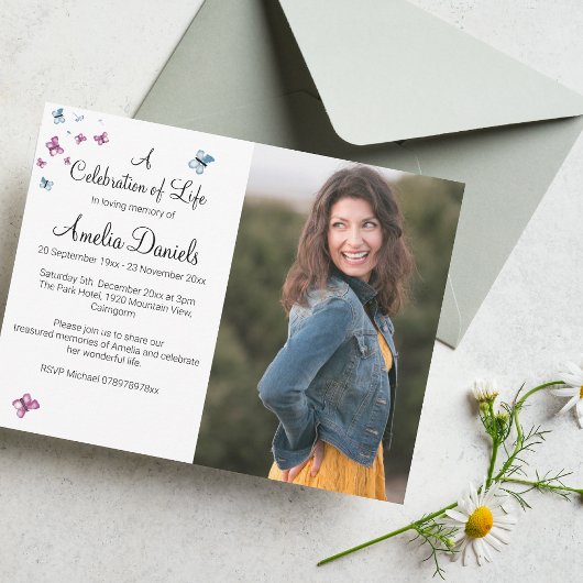 愛するメモリカードにピンク色の青い蝶の写真 招待状