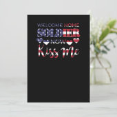 愛する人が帰国するアメリカの兵士たちへの歓迎のメッセージとキス 米国国旗 招待状 (スタンド正面)