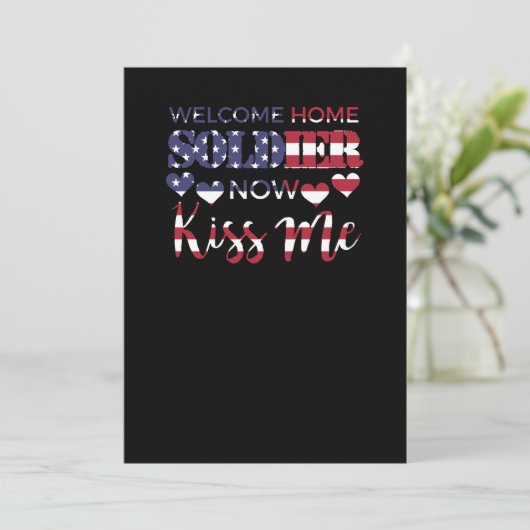 愛する人が帰国するアメリカの兵士たちへの歓迎のメッセージとキス 米国国旗 招待状 (スタンド正面)