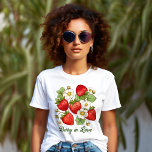 愛する夏の果実イチゴのベリー Tシャツ<br><div class="desc">愛する夏の果実イチゴTシャツ、夏の庭イチゴの果実をテーマにしたTシャツ</div>