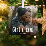 愛する彼女のかわいい写真ギフト メタルオーナメント<br><div class="desc">可愛い写真ガールフレンドのクリスマスの飾りモダンをカスタム彼女に知らせなさい。デザインはおもしろいホワイト読タイポグラフィを備えている'最も愛されたガールフレンド'。単にあなたのお気に入りの写真をアップロードし、誰の名前をパーソナライズする。文字の色は「さらに」ツールを使カスタマイズ用して変更できる。クリスマス、誕生日、バレンタインデー、その他の特別な機会に素敵な記念品プレゼント!</div>