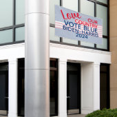 愛する我々の国の投票ブルーバイデン氏 – ハリス2024 横断幕 (ビルの外側)