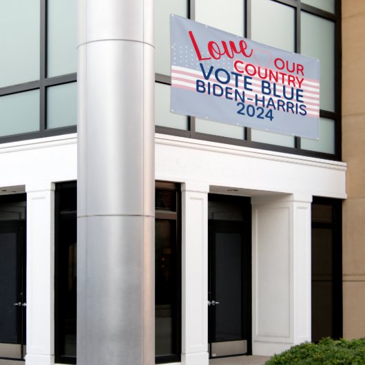 愛する我々の国の投票ブルーバイデン氏 – ハリス2024 横断幕 (ビルの外側)