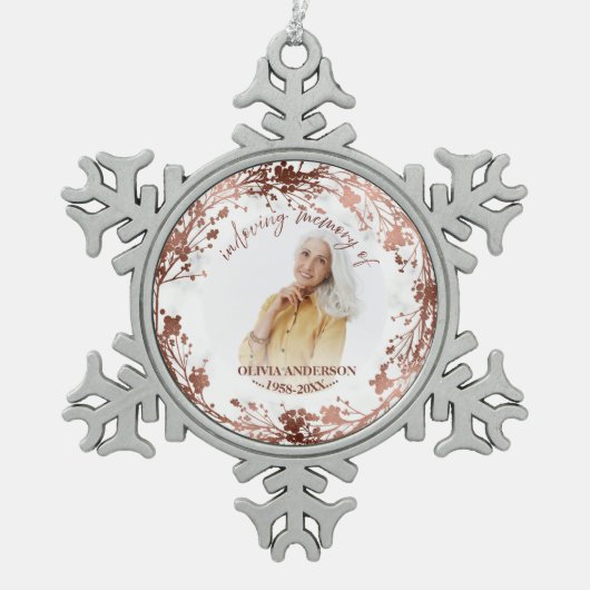 愛する記憶の中でバラフォイル写真追悼碑 スノーフレークピューターオーナメント (正面)