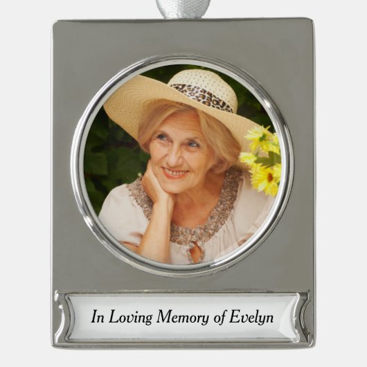 愛する記憶の中でパーソナライズされた記念碑 シルバープレートバナーオーナメント (正面)