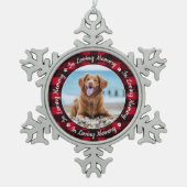 愛する記憶の赤い格子犬の写真ペット記念碑 スノーフレークピューターオーナメント (正面)