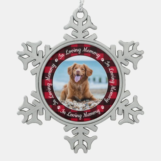 愛する記憶の赤い格子犬の写真ペット記念碑 スノーフレークピューターオーナメント (正面)