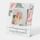 愛する記憶ピンクの白いフローラ葬儀の写真 台座サイン (正面)