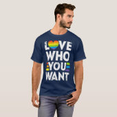 愛する誰がゲイプライドLGBTの男性の女性LGBTQ Tシャツ (正面フル)