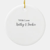 愛でカップルの名前結婚のシンプルミニマル セラミックオーナメント (裏面)