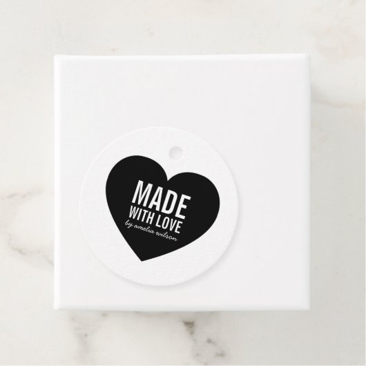 愛で作られたミニマルなホワイト&ブラックハートラベル フェイバータグ (インサイチュ)