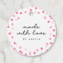 愛で作られた点在するピンクのハート紙吹雪