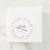 愛で作られた点在するピンクのハート紙吹雪 フェイバータグ (インサイチュ)