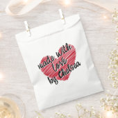 愛で作られた赤い串ハート フェイバーバッグ (クリップ留めされた状態)