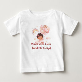 👶「愛で作られた（そして眠らない）」💕 ベビーTシャツ