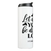 愛で全てを成し遂げよう – 1 Cor 16:14 タンブラー (回転左)