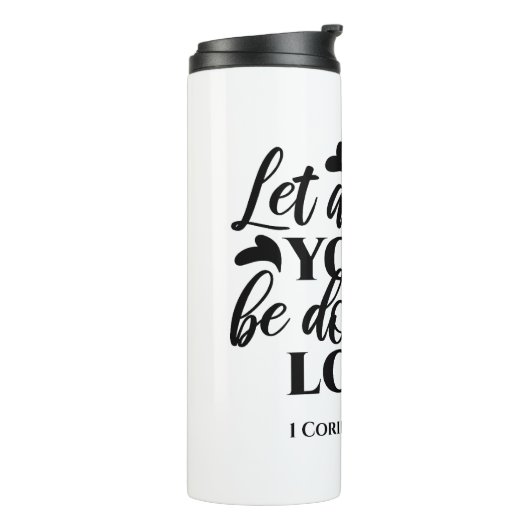 愛で全てを成し遂げよう – 1 Cor 16:14 タンブラー (回転左)