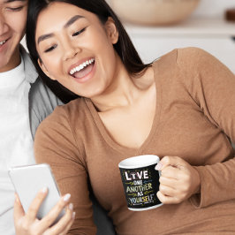 愛で統一：メッセージを受け入れる コーヒーマグカップ