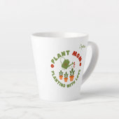 愛で育てる母を植えパーソナライズされたる カフェラテマグ (右アングル)