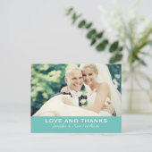 愛とアクア感謝していブルーのモノグラム結婚写真 ポストカード (スタンド正面)