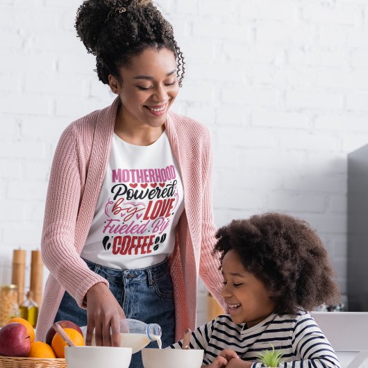 愛とコーヒーで動く母性 Tシャツ