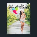 愛とスクリプ感謝していトの写真の卒業 ポストカード<br><div class="desc">この祝写真の卒業式サンキューカードを使ってカスタムあなたの成果と感謝の気持ちを示す。フルサイズスタイリッシュの写真に「愛感謝していと」のスクリプトオーバーレイを搭載し、このカードは友人、家族、メンターに対しモダンて個人と感謝していやり方を提供する。写真、名前、卒業年、メッセージで簡単にパーソナライズ。クリーンで汎用性の高いデザインは、高校、大学、または任意の卒業お祝いのために働き、受信者のための有意義な形見を作る。卒業発表やパーティーの好意で郵送または配るのに最適。完全にカスタマイズ可能で簡単可能で、1種類のサンキューカードを編集できる。</div>