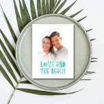 愛とビーチ結婚式写真デートを保存 案内ポストカード<br><div class="desc">私たちの愛とビーチ結婚式の写真を保存する日付ハガキ魅力的は、あなたの海辺のお祝いの本質をキャプチャするロマンスと沿岸の魅力のブレンドである。このハガキは、心のこもったメッセージとカスタマイズ可能な機能を備え、友人や家族に結婚あなたの日付を発表する完璧な方法である。</div>