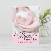 愛とモダン喜びベビーの初めてのクリスマス写真 シーズンカード (スタンド正面)