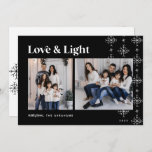 愛と光 |雪モダン片ハヌカー シーズンカード<br><div class="desc">クラシックのモダン黒い背景に雪の結晶のガーランドを右側に飾った2枚の写真を並べて配置した休日の挨拶のためのフェスティバルとデザイン。レトロなレタリングの上に「Love & Light」が表示され、家名と年が下に沿って表示される。クリスマスモダン2021のための目を引くホリデーカードデザイン。</div>