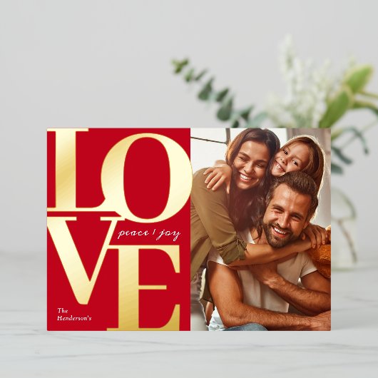 愛と平和と喜びクリスマス赤の家族の写真 箔シーズンカード (立ち正面)