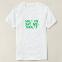 愛と忠誠の上に築かれた犬Tシャツ