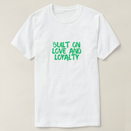 愛と忠誠の上に築かれた犬Tシャツ Tシャツ