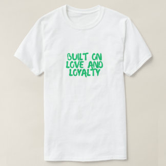 愛と忠誠の上に築かれた犬Tシャツ Tシャツ
