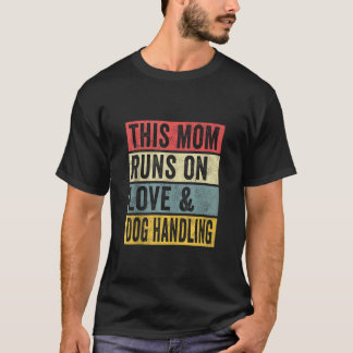 愛と犬の走生活を扱う女性 Tシャツ