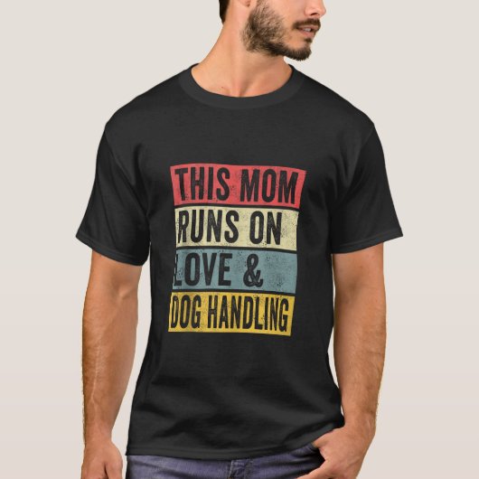 愛と犬の走生活を扱う女性 Tシャツ (正面)