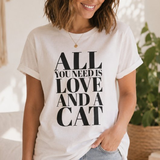 愛と猫さえあればそれでいいのよ Tシャツ